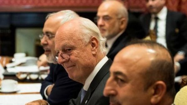 ستافان دي ميستورا يجلس بين جاويش أوغلو (في اليسار) ومحمد جواد ظريف في لوزان بسويسرا

