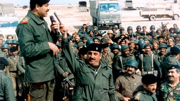 الرئيس العراقي الراحل صدام حسين بين جنود عراقيين خلال حرب الخليج
