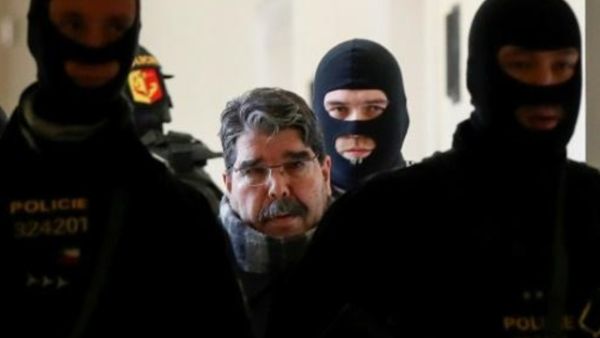 الزعيم الكردي السوري صالح مسلم محاطا بعناصر من الشرطة التشيكية لدى اقتياده الى المحاكمة

