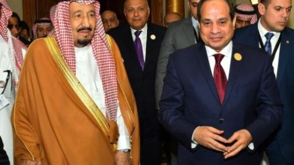 عبد الفتاح السيسي والملك سلمان خلال لقاء على هامش القمة العربية في السويمة
