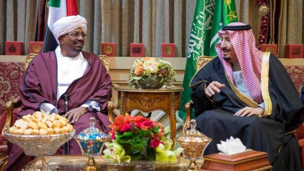 العاهل السعودي يلتقي الرئيس السوداني في المغرب
