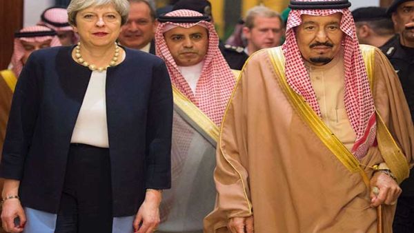 تيريزا ماي تصل إلى الرياض حاملة “رسالة قوية” بشأن اليمن

