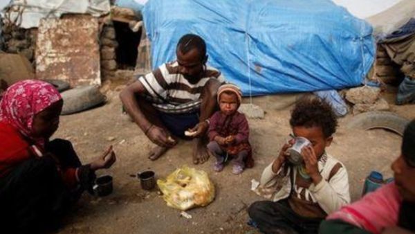 أسرة تتناول الإفطار بمخيم لمشردين قرب صنعاء
