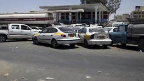 قائدو سيارات بانتظار الحصول على وقود في صنعاء
