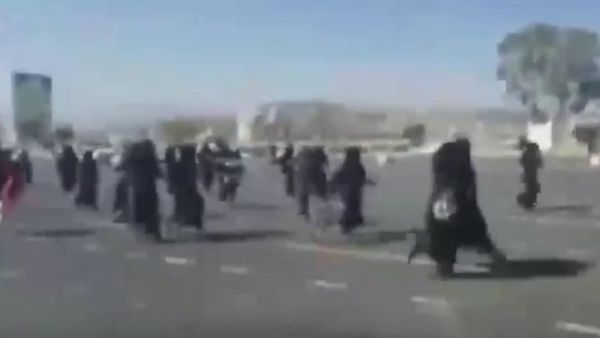 الحوثيون يهاجمون تظاهرة نسائية رفعت فيها صور صالح 