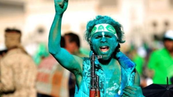 شاب مسلح مؤيد للمتمردين الحوثيين في اليمن يردد هتافات مؤيدة للفصيل المدعوم من إيران في تجمع في العاصمة صنعاء لإحياء ذكرى المولد النبوي
