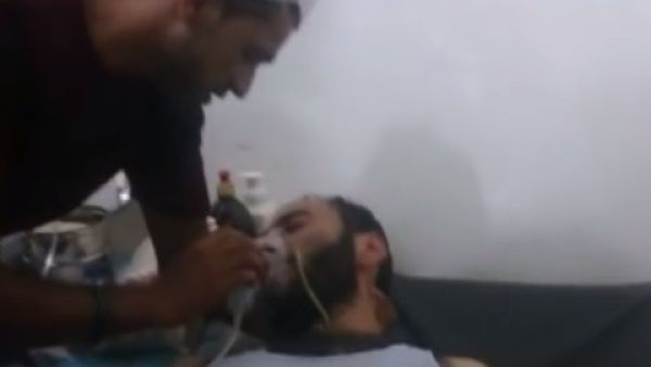 صورة مأخوذة عن فيديو لاشخاص مصابين بحالات اختناق جراء ما قالت خدمة الانقاذ السورية انه غاز سام اطلق على مدينة سراقب
