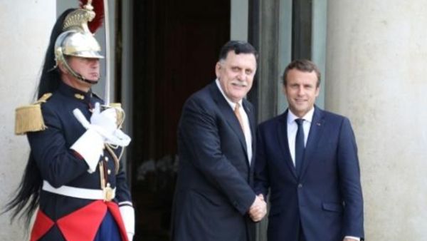 رئيس حكومة الوفاق الوطني الليبية فائز السراج لدى اسقباله في الايليزي من الرئيس الفرنسي ايمانويل ماكرون
