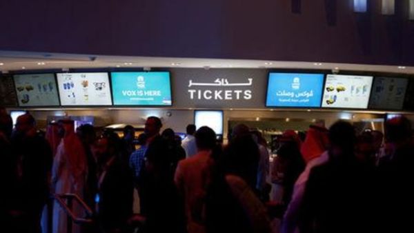 سعوديون يتجمعون لشراء تذاكر في افتتاح دار للسينما في مجمع تجاري في الرياض 
