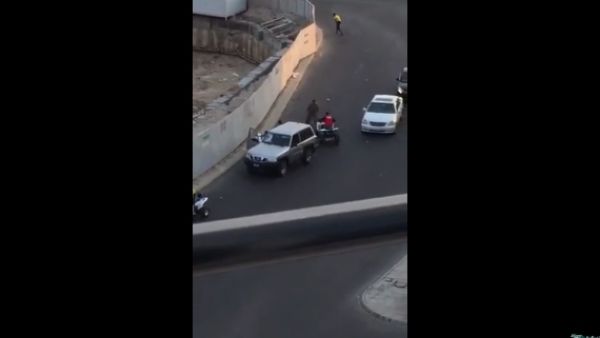 شبان يدهسون ويعتدون على شرطي سعودي في جدة