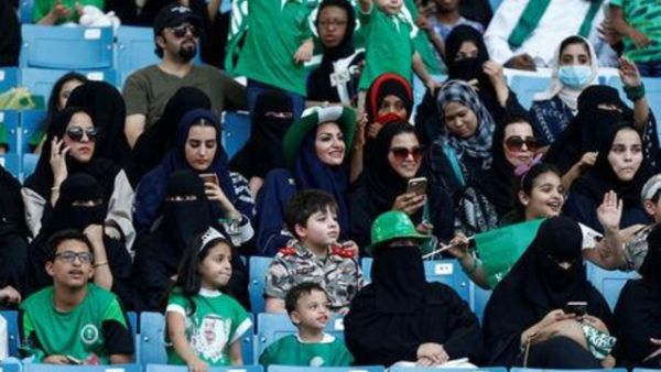 سعوديات يحضرن احتفالات بمرور 87 عاما على إنشاء المملكة العربية السعودية في استاد الملك فهد الدولي في الرياض
 سعوديات يحضرن احتفالات بمرور 87 عاما على إنشاء المملكة العربية السعودية في استاد الملك فهد الدولي في الرياض
