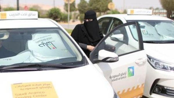 المهندسة المعمارية أميرة عبد القادر أثناء تعلمها القيادة في مركز قيادة المركبات بأرامكو السعودية في الظهران
