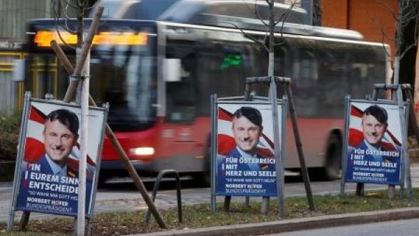 ملصقات لنوبرت هوفر مرشح حزب الحرية اليميني المتطرف في اننتخابات الرئاسة بالنمسا وأدخلت تعديلات على وجهه كي يصبح أكثر شبها بالزعيم النازي أدولف هتلر 
