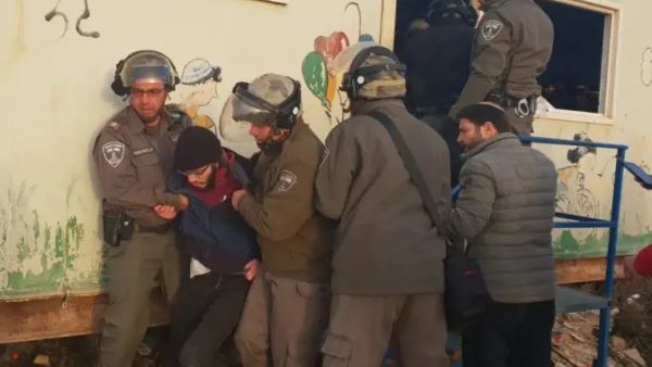 مواجهات بين قوات الاحتلال ومستوطنين خلال اخلاء بؤرة بالضفة
