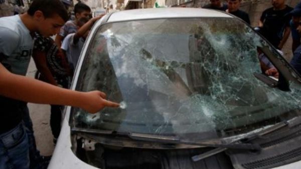 فلسطينيون يتفقدون اثار الرصاص على زجاج سيارة فلسطيني قتلته الشرطة الاسرائيلية بعد محاولته دهس عناصر امن اسرائيليين في مخيم شعفاط في القدس الشرقية

