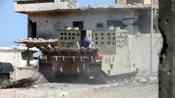 مقاتل من القوات المتحالفة مع الحكومة الليبية التي تدعمها الأمم المتحدة يقود مركبة مدرعة في سرت
