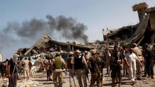 دخان يتصاعد عقب غارة جوية في سرت يوم الأحد
