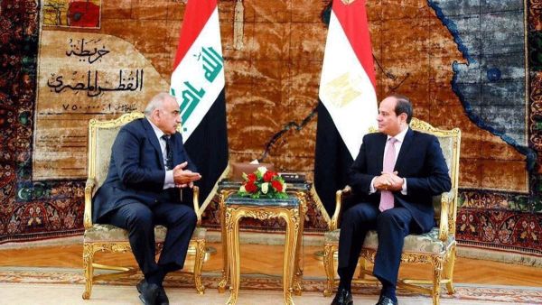 الرئيس المصري عبد الفتاح السيسي (يمين) خلال استقباله في القاهرة رئيس الوزراء العراقي عادل عبد المهدي