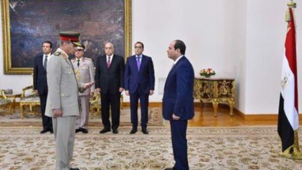 الرئيس المصري عبد الفتاح السيسي (إلى اليمين) والفريق أول محمد أحمد زكي وزير الدفاع والإنتاج الحربي المصري بالقصر الرئاسي في القاهرة
