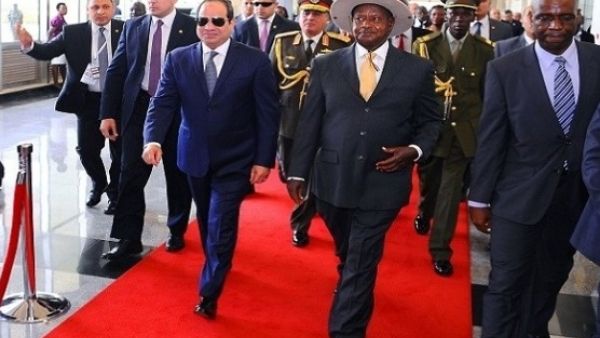 عراك بين حرس السيسي ونظيره الاوغندي