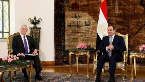الرئيس المصري عبد الفتاح السيسي (إلى اليمين) ووزير الدفاع الأمريكي جيمس ماتيس في القصر الرئاسي بالاتحادية في القاهرة
