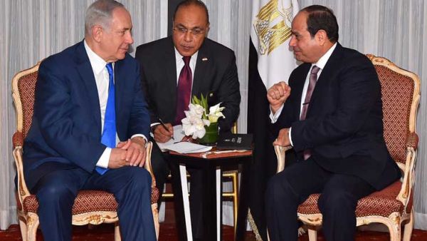 ارشيف/ الرئيس المصري عبدالفتاح السيسي (يمين) مع رئيس الوزراء الاسرائيلي بنيامين نتانياهو