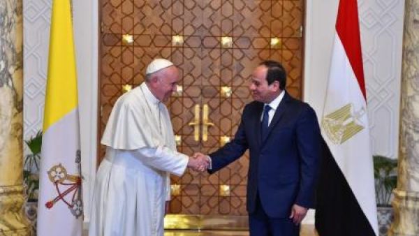 البابا فرنسيس (إلى اليسار) يصافح الرئيس المصري عبد الفتاح السيسي في قصر الرئاسة بالقاهرة يوم الجمعة
