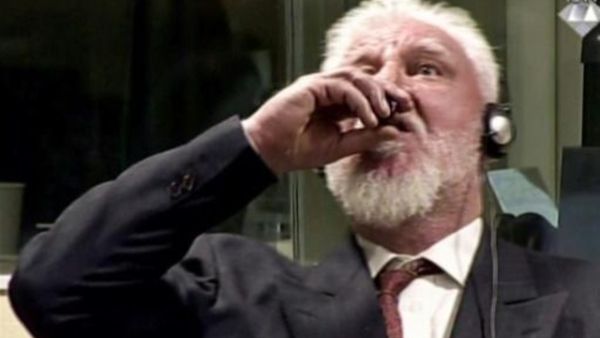 سلوبودان برالياك لحظة تجرعه السم.
