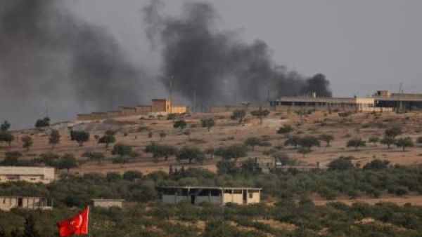 دخان يتصاعد من مدينة جرابلس الحدودية السورية
