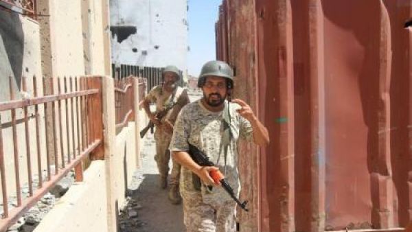 جنديان من القوات الليبية المتحالفة مع الحكومة المدعومة من الأمم المتحدة في سرت 
