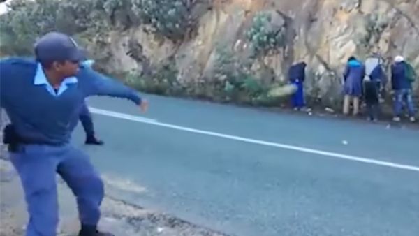 رجال شرطة جنوب افريقيا يرجمون لصوصا بالتفاح