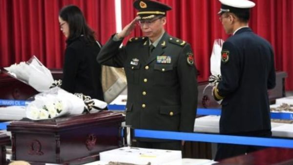 ضابط صيني يحيي بقايا جنود صينيين قاتلوا خلال الحرب الكورية، في مرسام في اينشيون بغرب سيول

