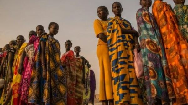 نازحات ينتظرن توزيع مساعدات غذائية في بنتيو بجنوب السودان


