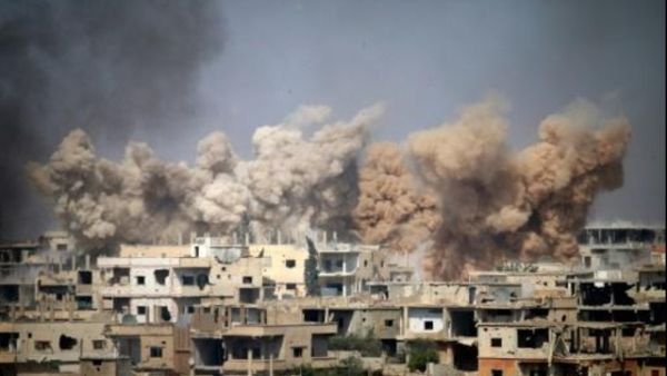 اعمدة الدخان تتصاعد بعد غارة جوية على منطقة للفصائل المعارضة في درعا جنوب سوريا
