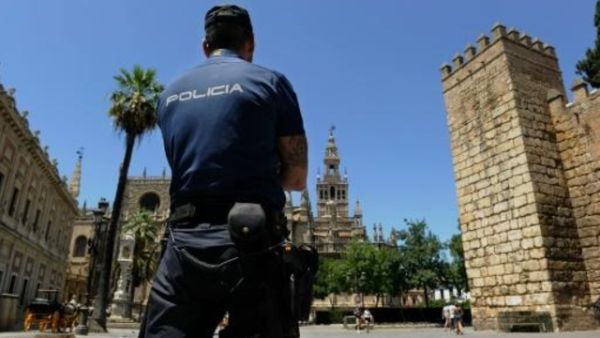 شرطي اسباني في اشبيلية

