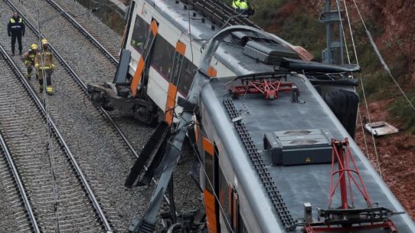 قتيل وستة جرحى بعد خروج قطار عن القضبان في إسبانيا