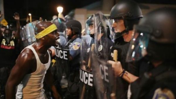 متظاهرون في مواجهة قوى مكافحة الشغب في مدينة سانت لويس خلال تظاهرة احتجاجا على تبرئة شرطي أبيض من قتل رجل أسود

