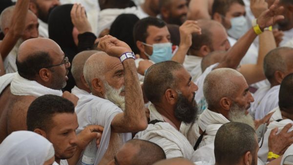 الحجاج ينهون رمي جمرة العقبة الكبرى دون حوادث

