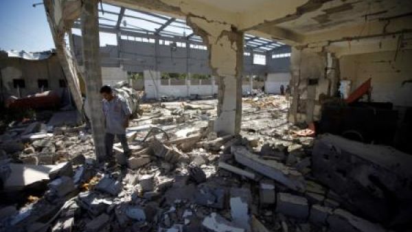 رجل يسير داخل مركز لتدوير المخلفات الطبية في صنعاء استهدف في غارة للتحالف الذي تقوده السعودية

