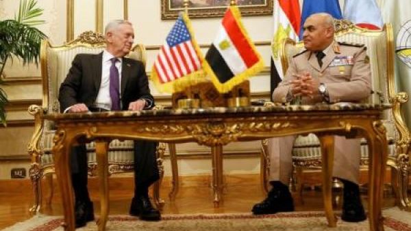 وزير الدفاع الأمريكي جيمس ماتيس (إلى اليسار) أثناء اجتماع مع نظيره المصري صدقي صبحي في القاهرة


