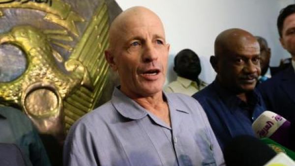 المواطن الفرنسي الذي تم إطلاق سراحه من أيدي مختطفيه في غارة نظمتها فرنسا وتشاد والسودان يتحدث لصحفيين في مطار الخرطوم
