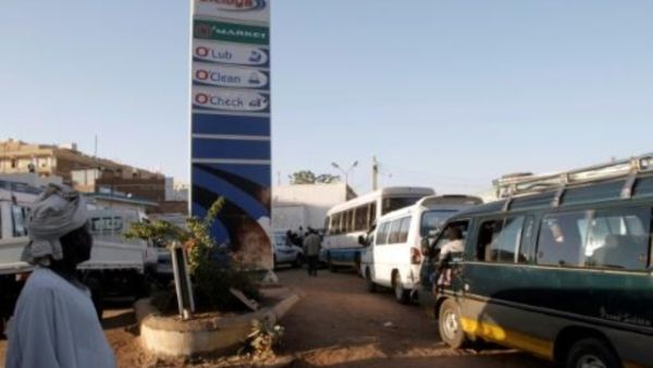 السودان يشهد ارتفاعا كبيرا في سعر المحروقات جراء نقص الامداد