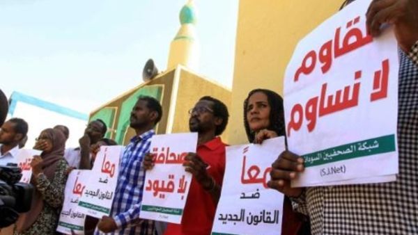 صحافيون يتظاهرون في الخرطوم احتجاجا على مشروع قانون جديد يقيد حرية الصحافة

