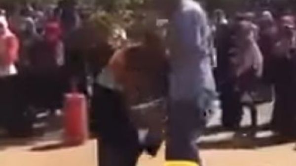 لقطة من فيديو يظهر اعتداء رئيس الجامعة على احدى الطالبتين