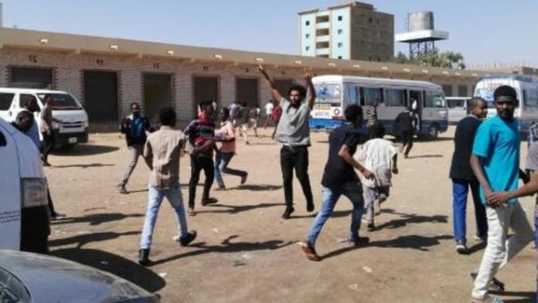 متظاهرون مناهضون للحكومة السودانية في الخرطوم

