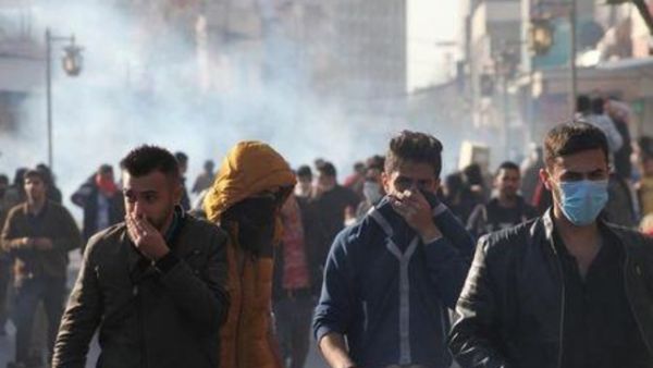 متظاهرون من أكراد العراق أثناء هروبهم من الغاز المسيل للدموع خلال مظاهرات في السليمانية بالعراق
