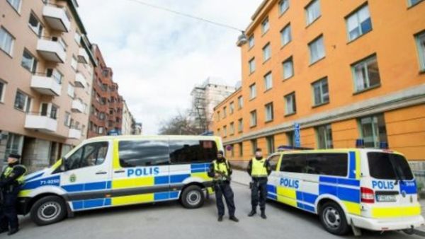 عناصر من الشرطة السويدية يقطعون الطريق امام محكمة ستوكهولم
