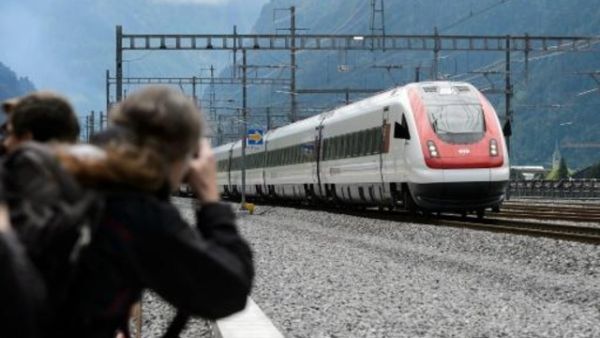 قطار قرب بلدة ارستفيلد في سويسرا
