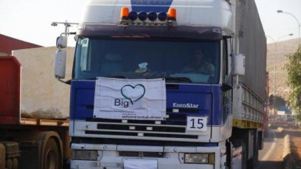 شاحنات محملة بامدادات انسانية متجهة لسوريا تصل الى معبر باب الهوى على الحدود بين تركيا وسوريا
