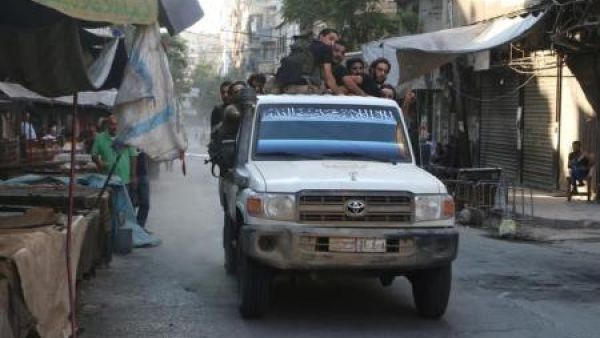 مقاتلون من الجيش السوري الحر على متن حافلة في بستان القصر
